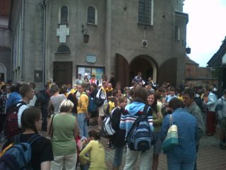 Jeszcze ostatnie pożegnania przed wyjściem (fara – kościół pw. Trójcy Świętej)